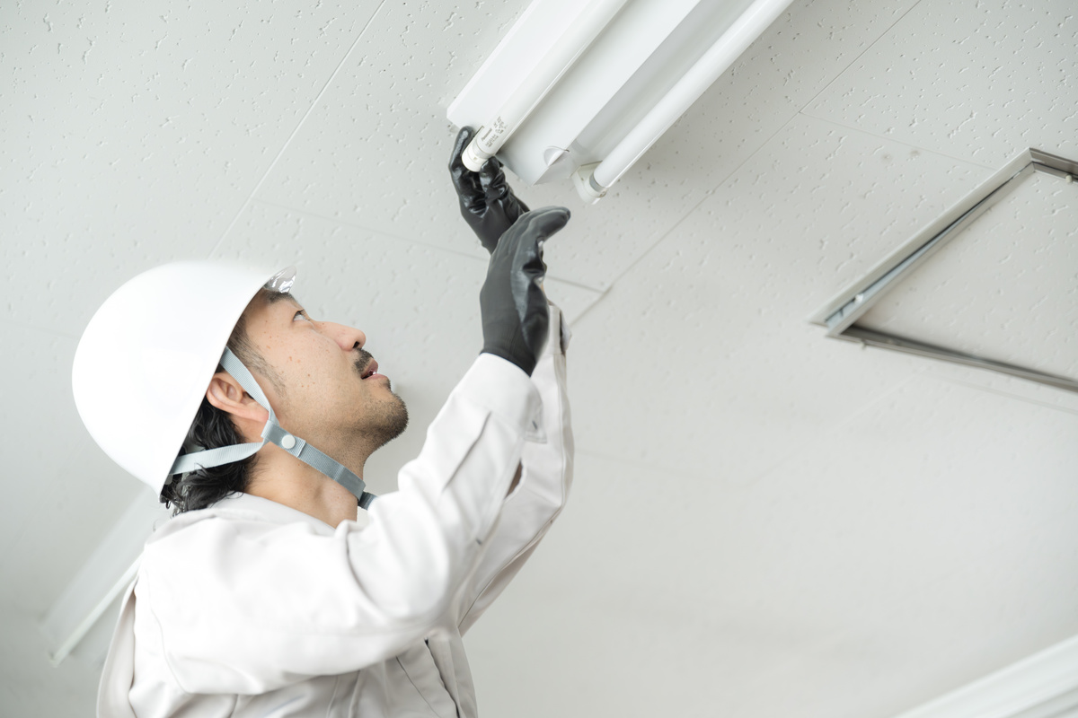 蛍光灯を交換する男性
