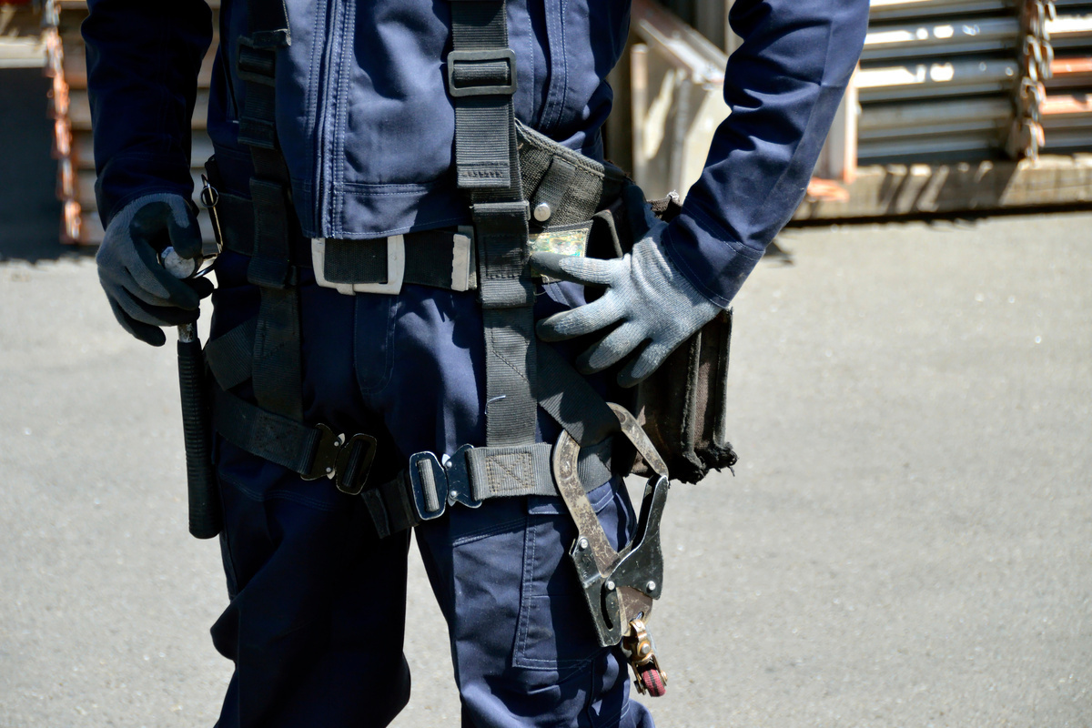 フルハーネスを着用した作業員