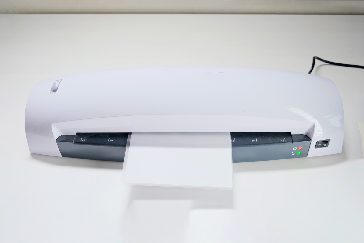 ラミネート加工中のラミネーター