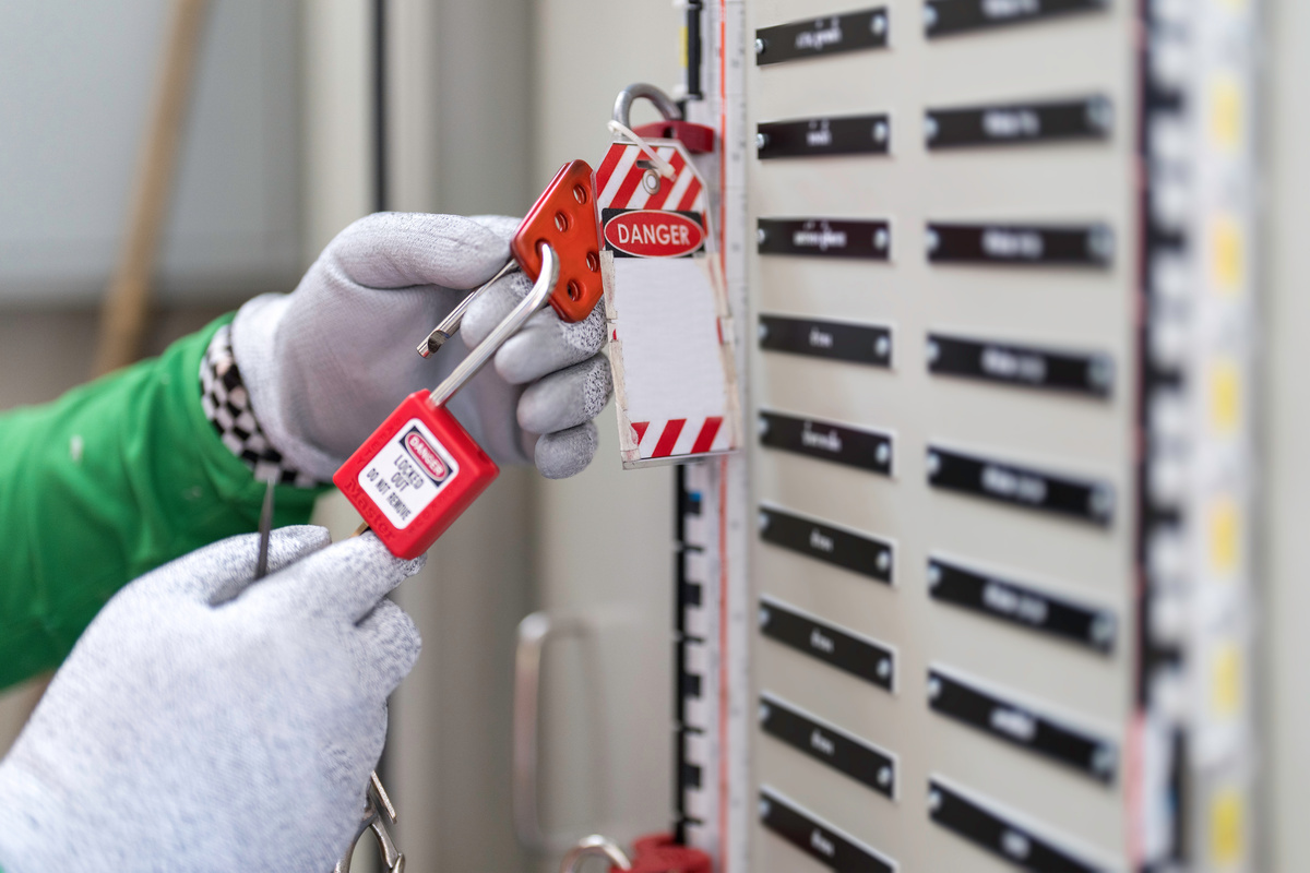 危険を示すタグアウトと同時に、ロックアウトを実施している場面