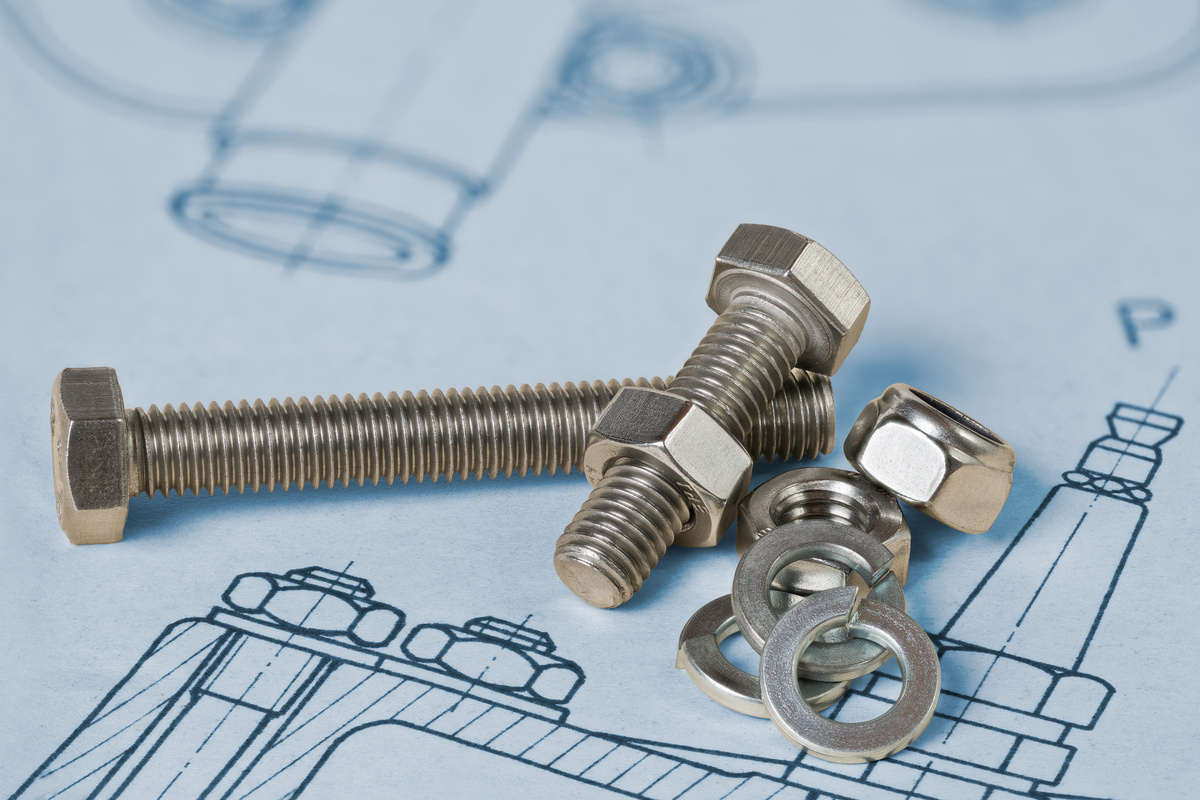 紙の上のスプリングワッシャーとボルト、ナット