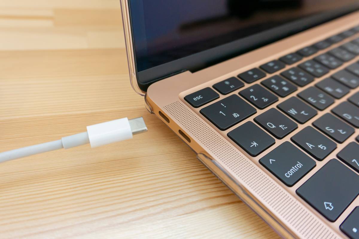 パソコンのThunderbolt/USB-Cポートとケーブル