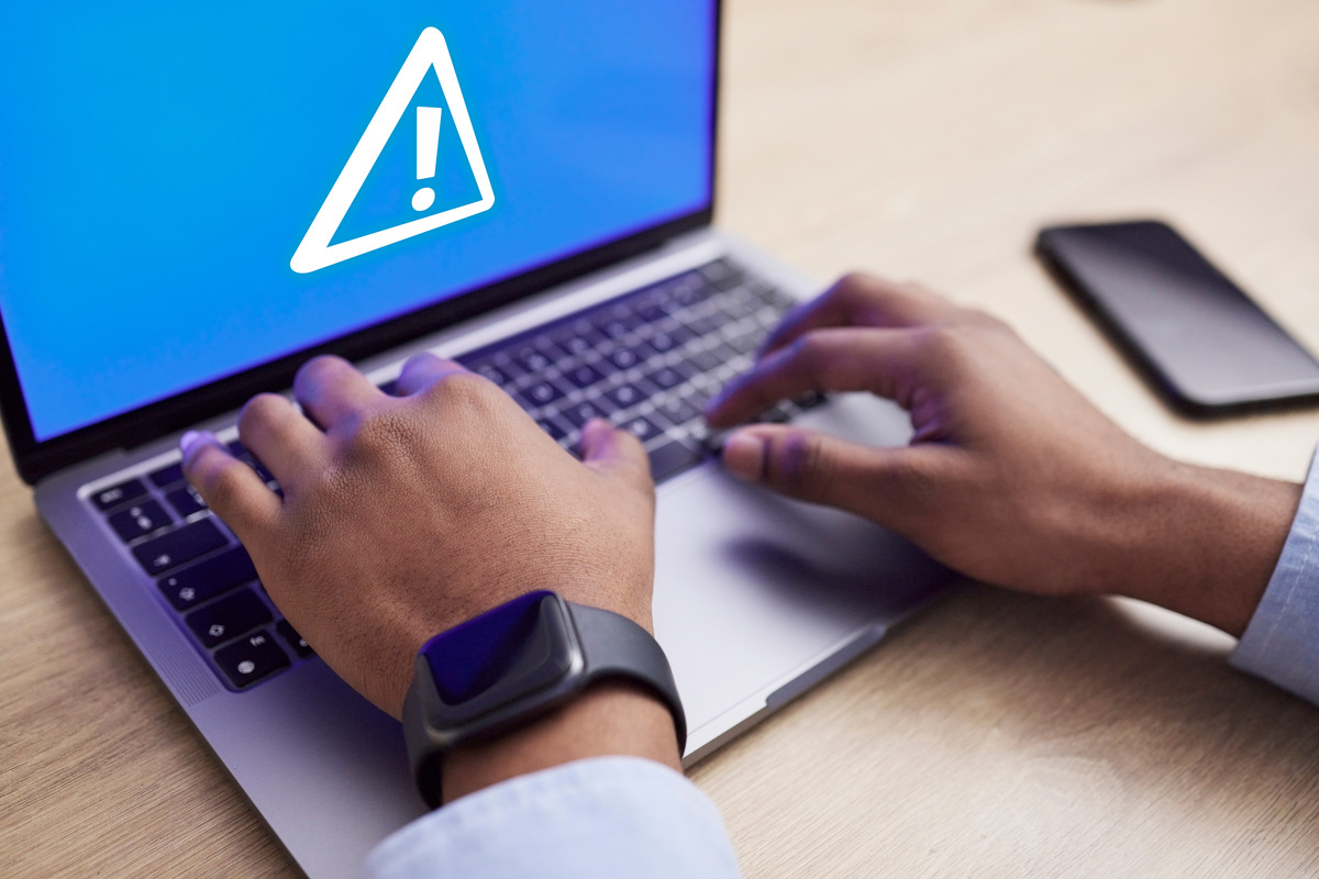 アラートが表示されたノートパソコン